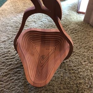 Fruit basket with stand on bottom